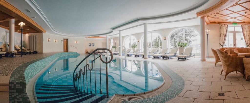Bazén v ubytovaní Hotel Schwarzer Adler - Sport & Spa alebo v jeho blízkosti