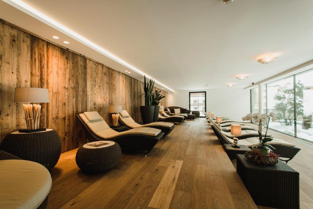 Posedenie v ubytovaní Hotel Schwarzer Adler - Sport & Spa