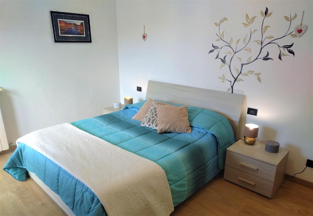 マルゲーラにあるAppartamento Ca' Lelaのベッドルーム1室(青い掛け布団付きのベッド1台付)