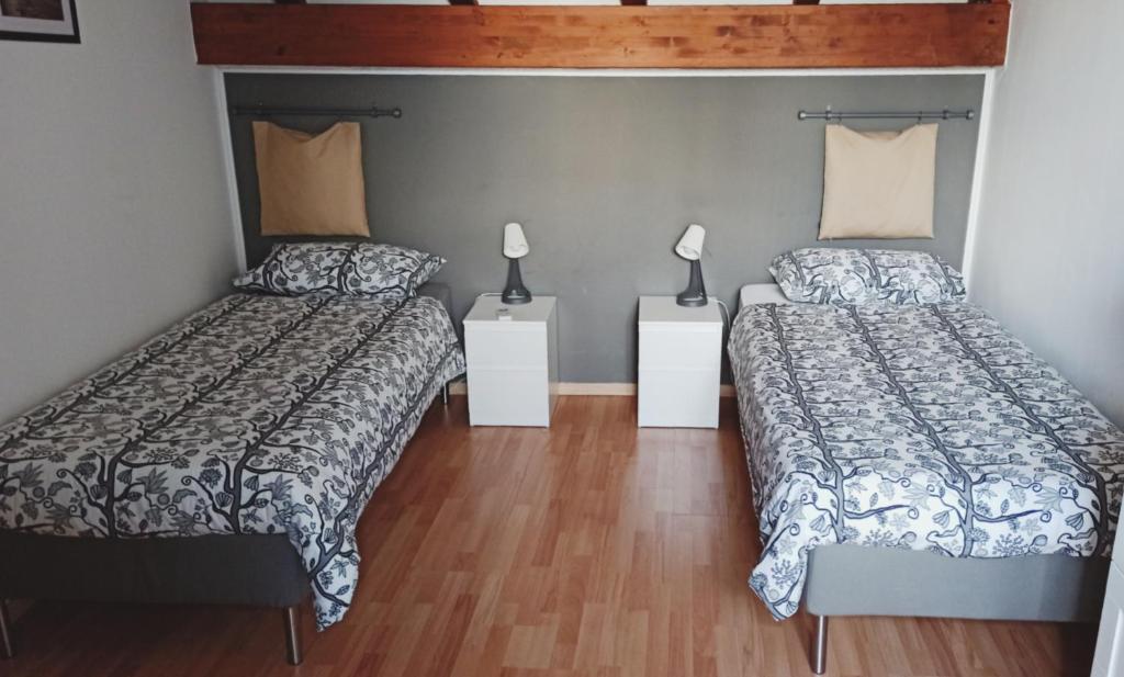- une chambre avec 2 lits et 2 lampes dans l'établissement La Picci, à Catane