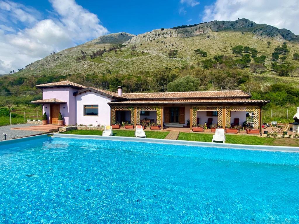 New entire villa with pool and sea views في Santa Domenica Talao: بيت فيه مسبح قدام جبل