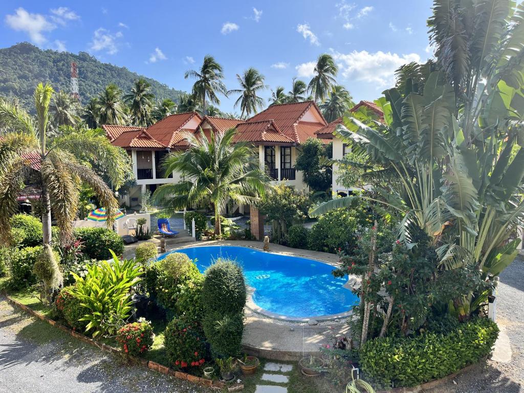 vista aerea di una casa con piscina di Amy Village Garden Resort a Lamai Beach
