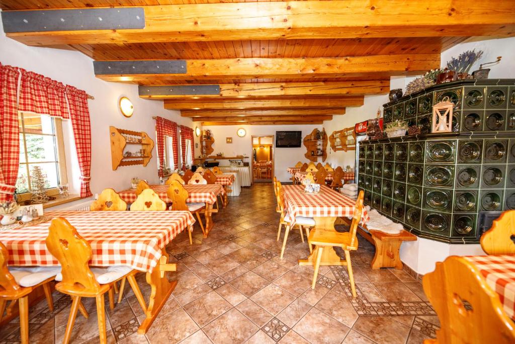 Restauracja lub miejsce do jedzenia w obiekcie Penzion pod Šerákem