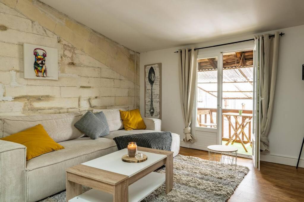 sala de estar con sofá y mesa en Magnifique T2 avec balcon centre-ville, en Cognac