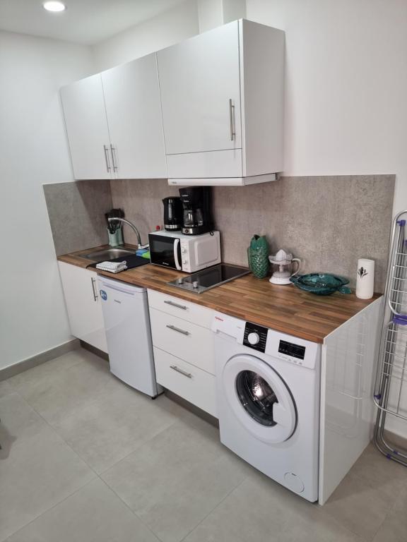 APARTAMENTOS ELEMAR free luggage storage - 13