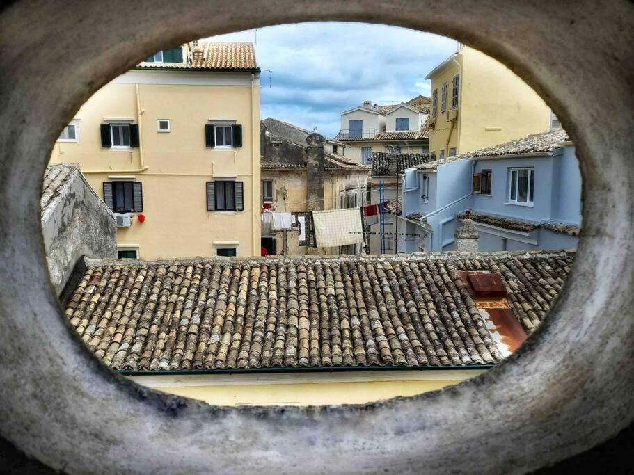 een uitzicht vanaf het dak van een gebouw bij “Marko’s Center Beautiful House” in Corfu-stad