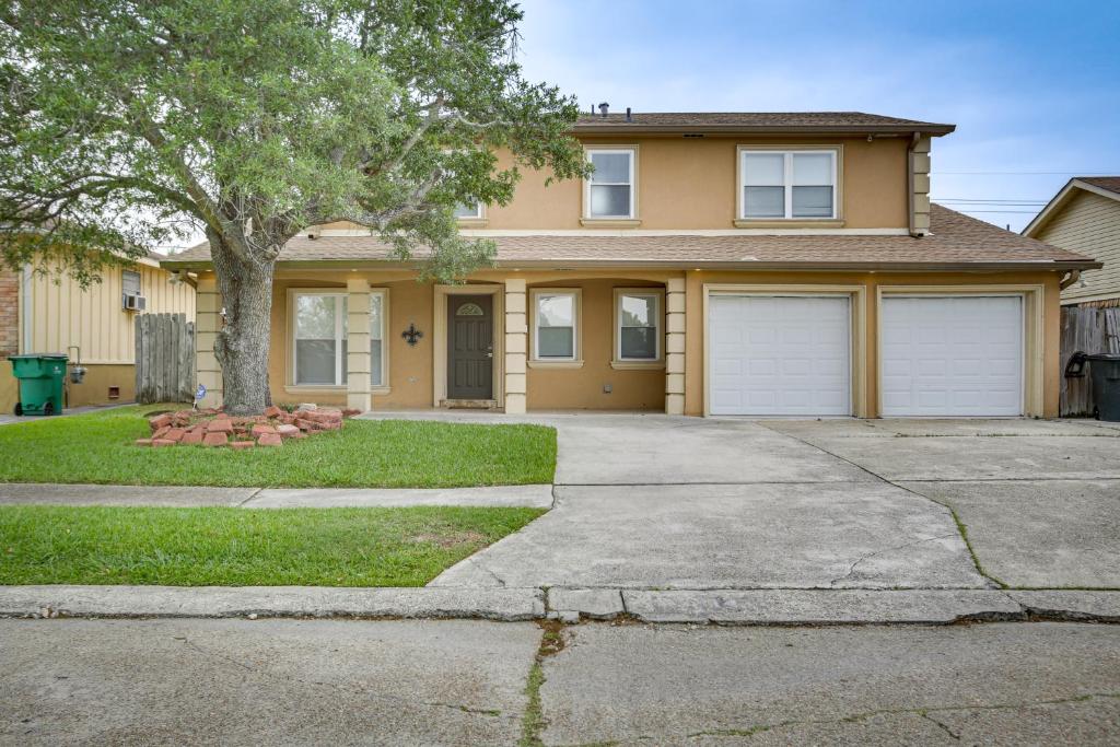 Vacation Home Gretna Vacation Rental with Fire Pit and Backyard!, LA