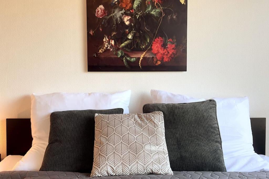 a painting of a vase of flowers on a wall at Zitouna Home in Mönchengladbach