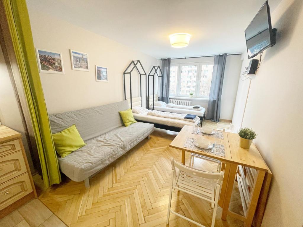 ワルシャワにあるLabo Apartment Panskaのリビングルーム(ソファ、テーブル付)