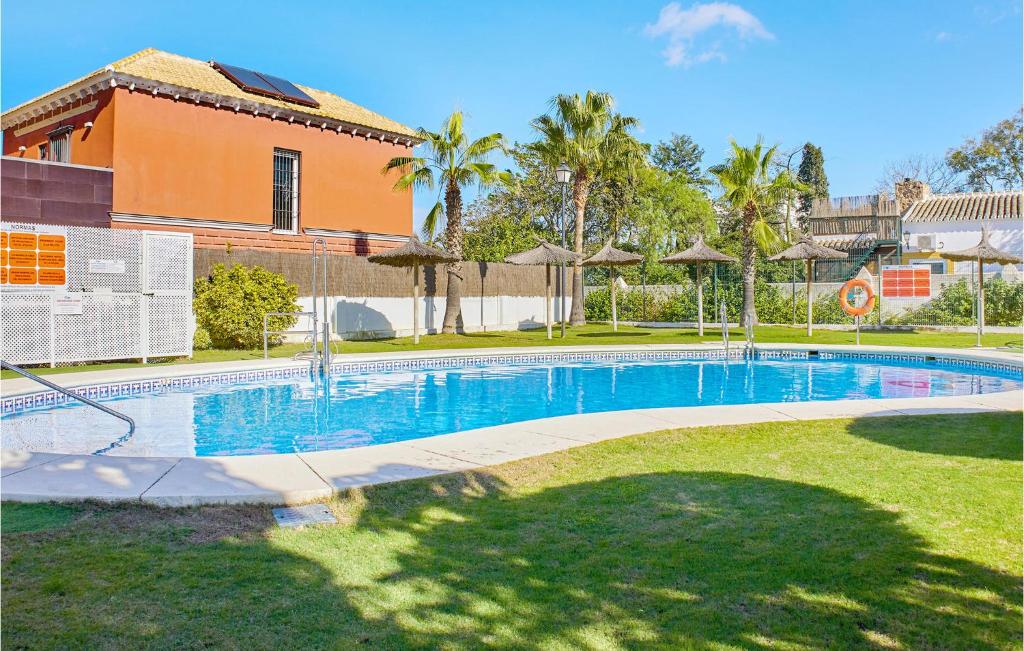Bazén v ubytování Cozy Apartment In Sanlúcar De Barrameda nebo v jeho okolí