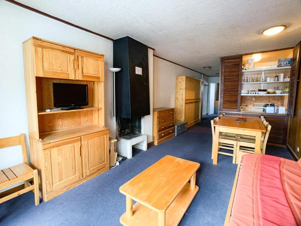une chambre avec un lit, un bureau et une table dans l'établissement Appartement 2 pièces, 6 pers, balcon, proche pistes et commerces - Val Claret, Tignes - FR-1-502-346, à Tignes