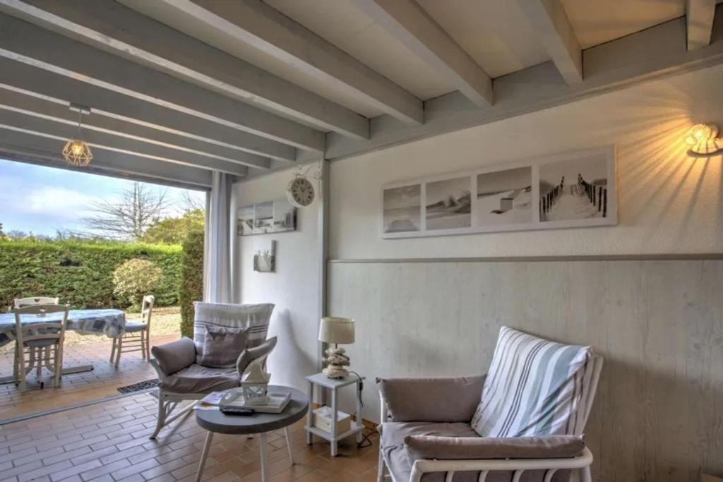 a living room with chairs and a table and a patio at Biscarrosse Lac duplex 4 personnes classé 1 étoile in Biscarrosse
