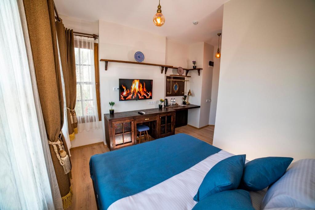 ein Schlafzimmer mit einem Bett und einem Kamin in der Unterkunft Sofa Hotels Kaleiçi in Antalya