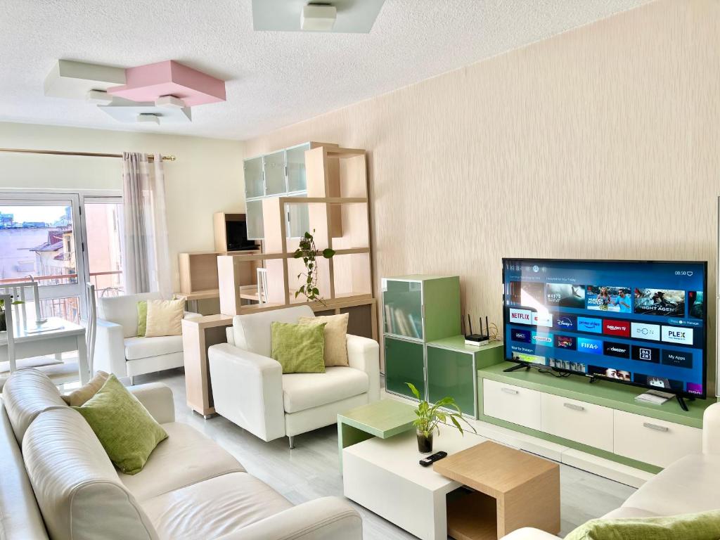 un soggiorno con una grande TV a schermo piatto di Rolling Apartment Tirana - Near Blloku a Tirana