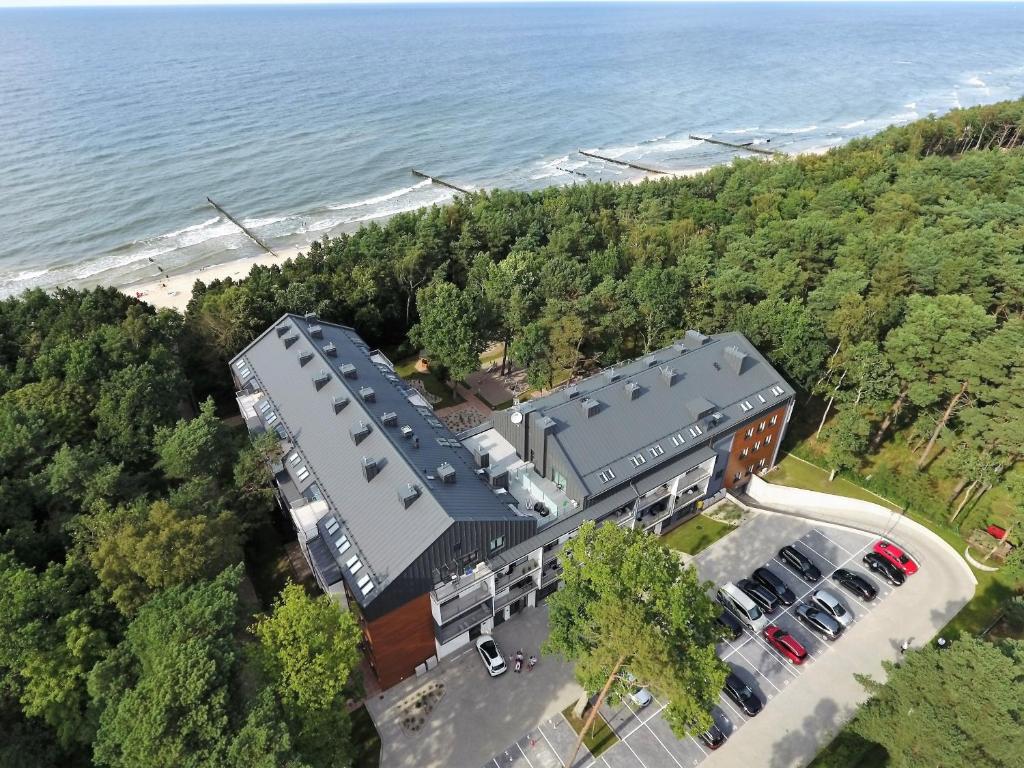 an aerial view of a building next to the ocean at Dwie Sosny Apartamenty Ostrowski in Ustronie Morskie