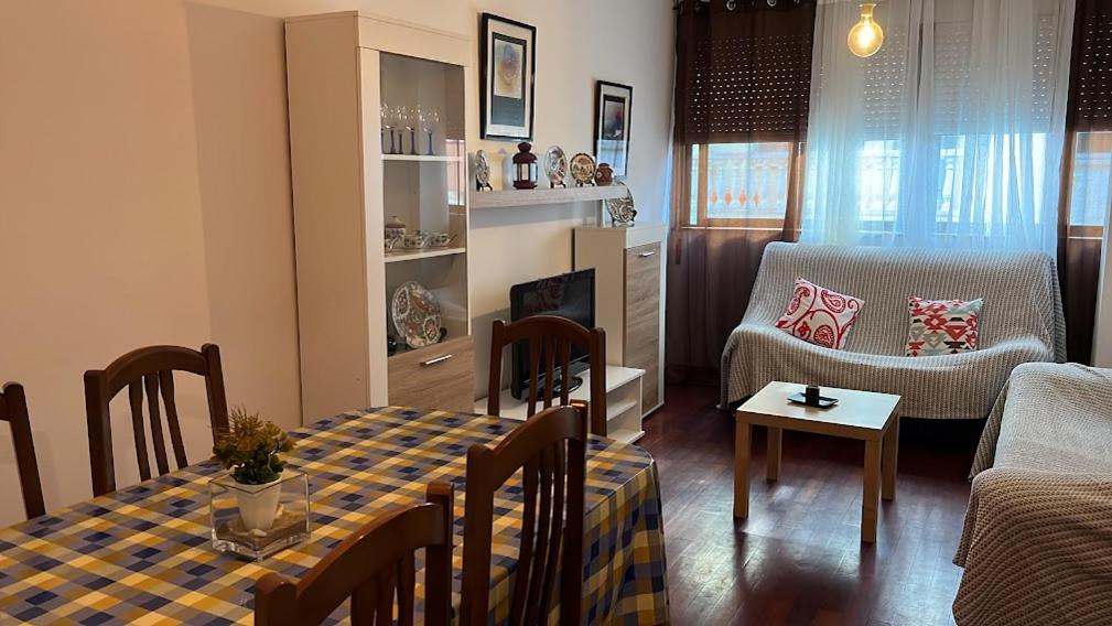 Televízia a/alebo spoločenská miestnosť v ubytovaní APARTAMENTO A PIE DE PLAYA