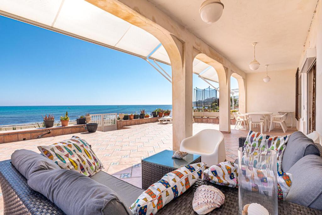 a living room with a couch and a view of the ocean at Beachfront Bliss: Apartamento a pie de playa in Alicante