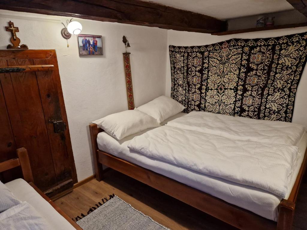 Postel nebo postele na pokoji v ubytování La sălaşul fermecat în Cheile Carasului