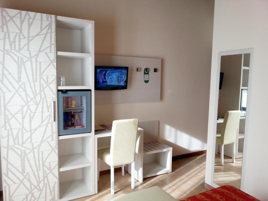 TV a/nebo společenská místnost v ubytování Hotel Eden Salò