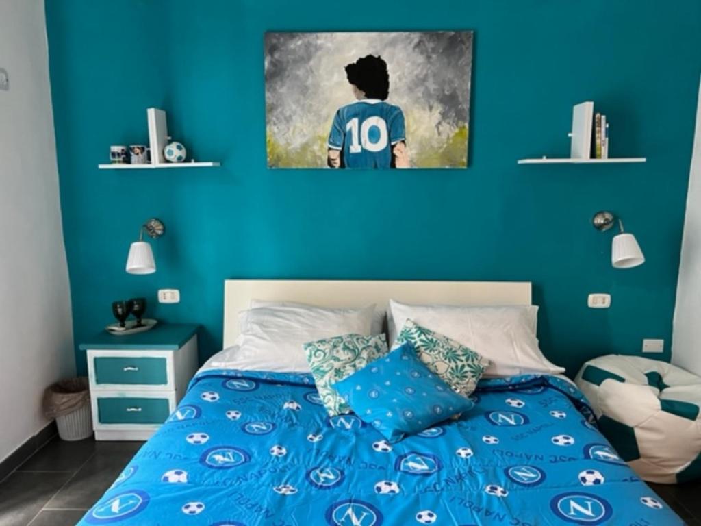 ナポリにあるLa porta accantoの青い壁のベッド付きの青いベッドルーム1室