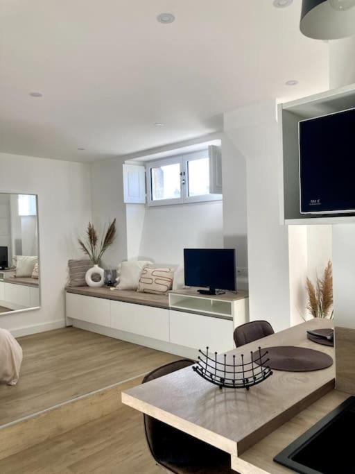 un salon avec un canapé et une table dans l'établissement Appartement Bordeaux Centre - Grand Théâtre, à Bordeaux