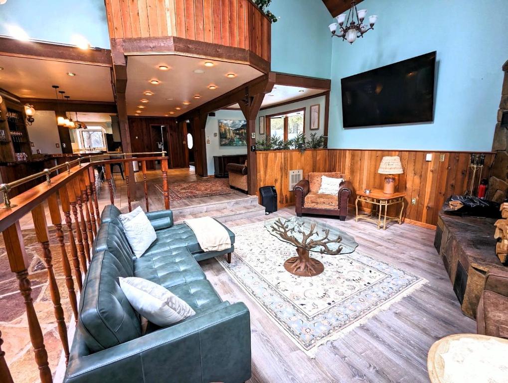 een woonkamer met een bank en een tv bij Cityside Big Mountain Lodge in Whitefish