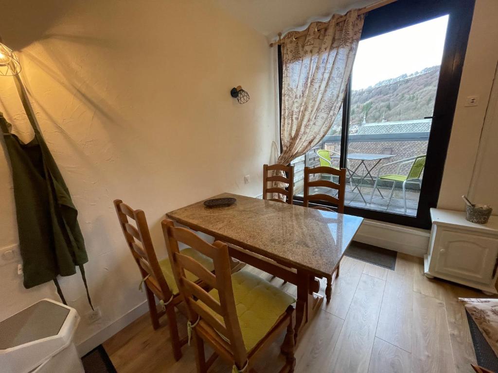 Posedenie v ubytovaní Appartements bien situés avec terrasse