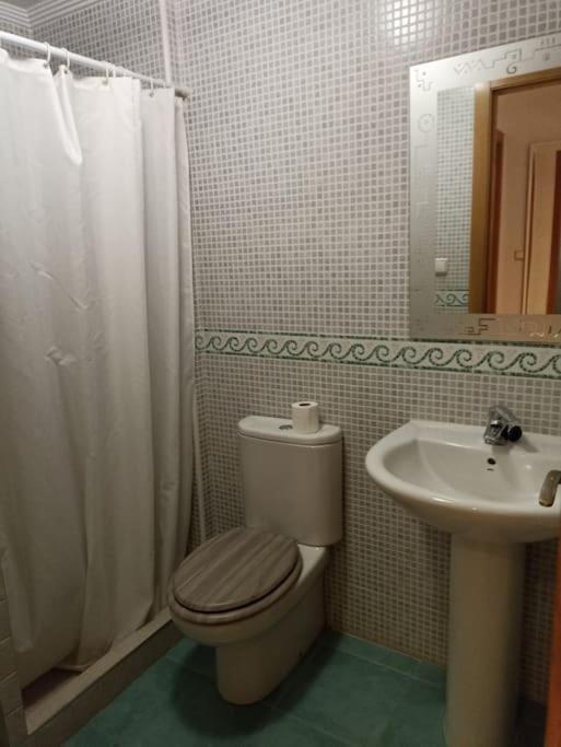 A bathroom at Bungalow en primera línea del mar