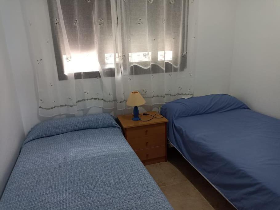 A bed or beds in a room at Bungalow en primera línea del mar