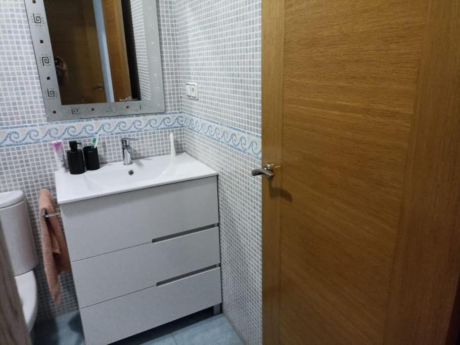 A bathroom at Bungalow en primera línea del mar