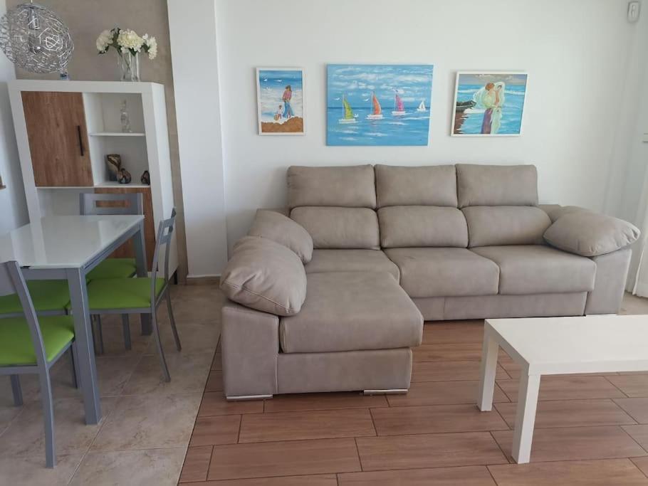 A seating area at Bungalow en primera línea del mar