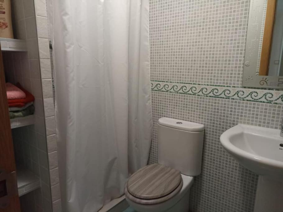 A bathroom at Bungalow en primera línea del mar