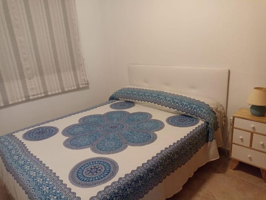 A bed or beds in a room at Bungalow en primera línea del mar