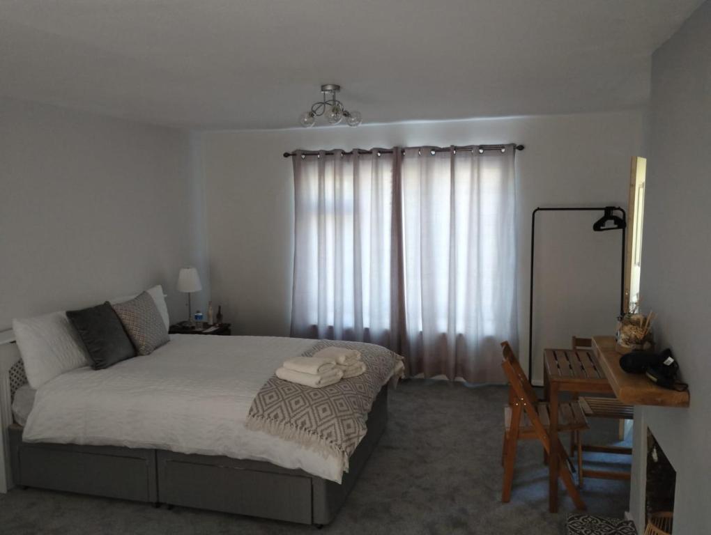 Postel nebo postele na pokoji v ubytování Family room, Shared House