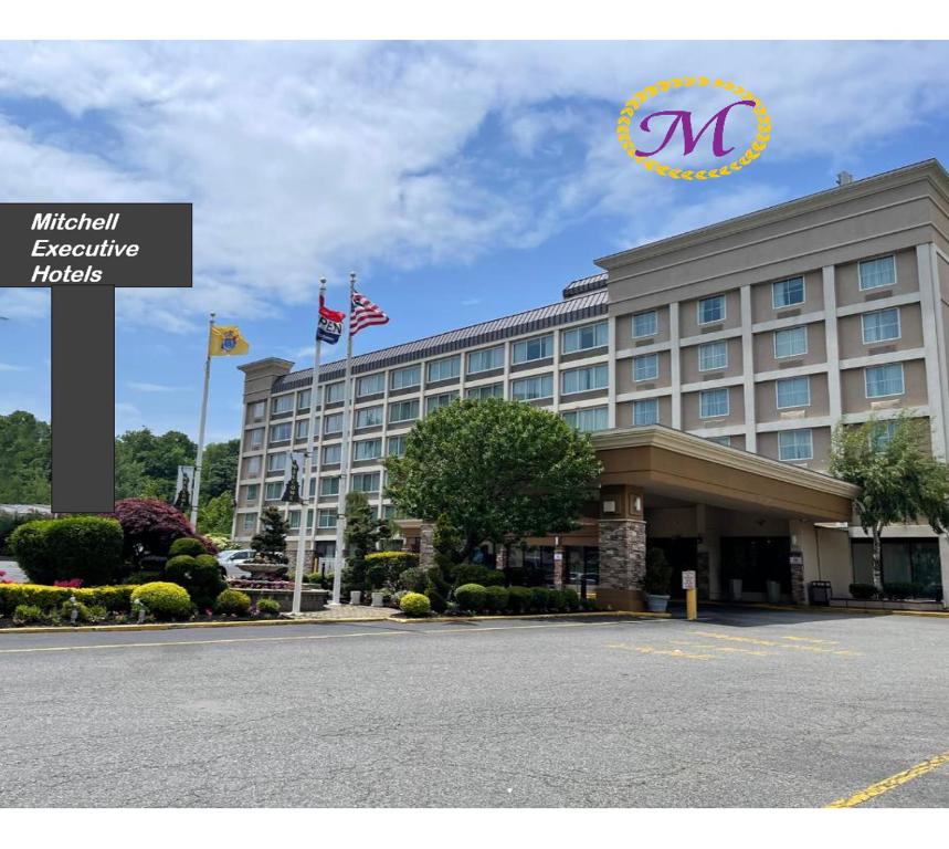 un hotel con una señal para los hoteles executive Walt Disney en Mitchell ExecutiveHotels, en Fort Lee