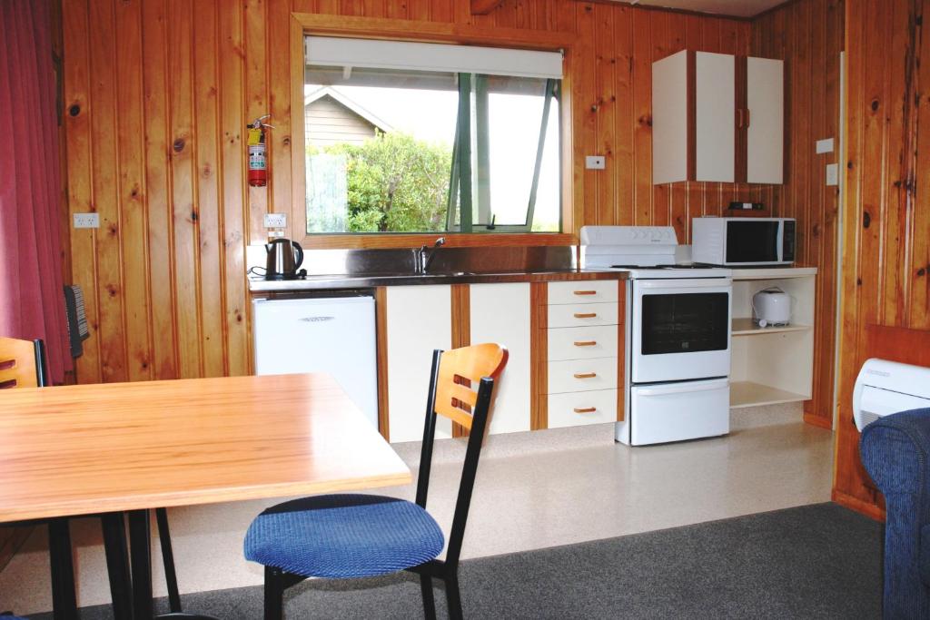 Kuchyň nebo kuchyňský kout v ubytování The Chalets Motel