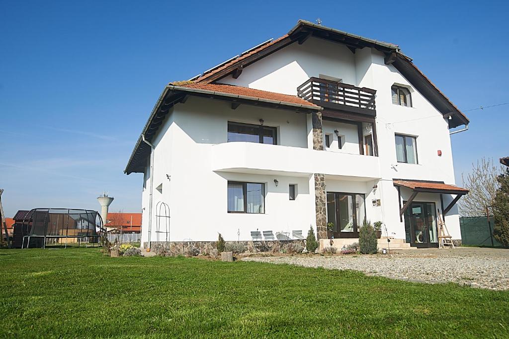 une grande maison blanche avec un toit dans l'établissement Insula Christiana, à Cristian