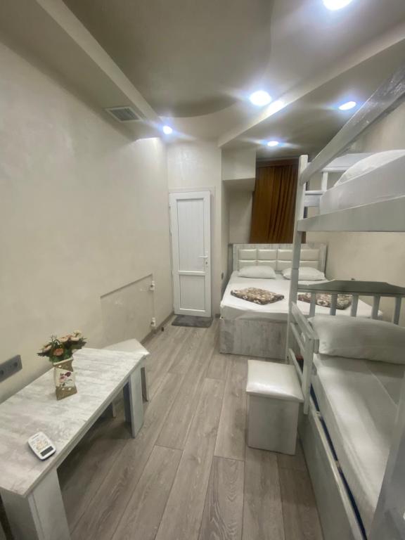 Zimmer mit 2 Etagenbetten und einem Tisch in der Unterkunft HOTEL N1 in Yerevan