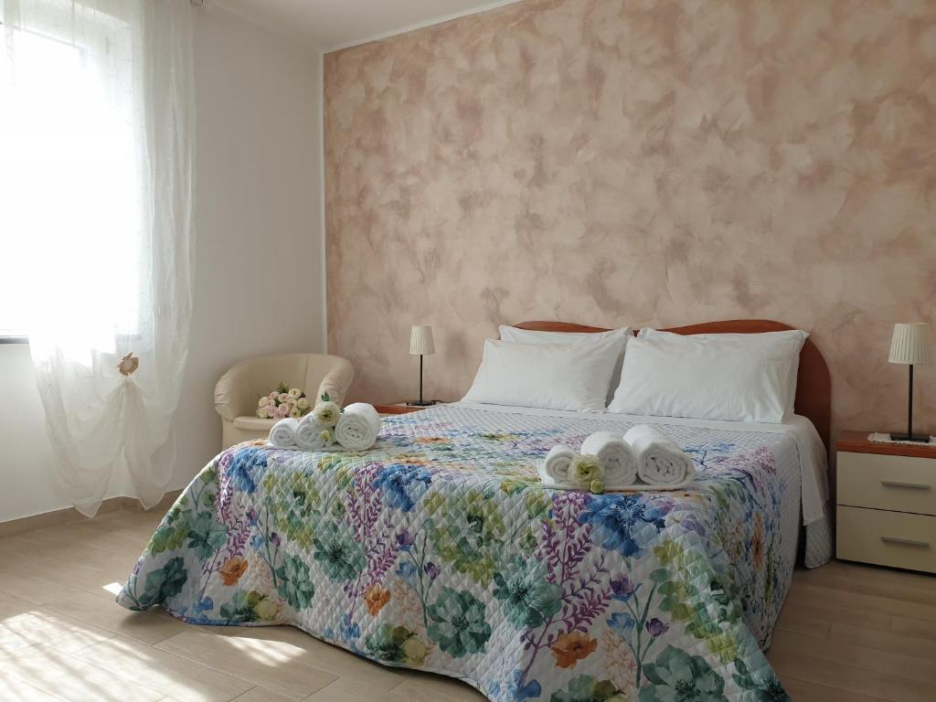 um quarto com uma cama com toalhas em Appartamento in B&B Vesuvio em SantʼAntonio Abate