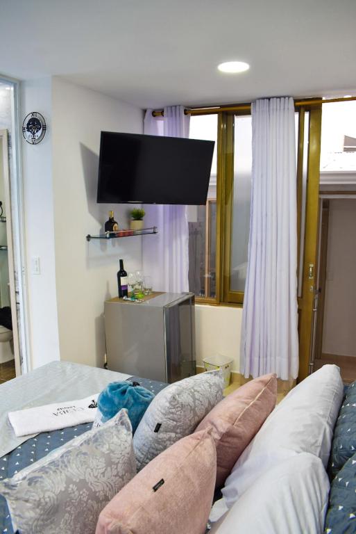 TV a/nebo společenská místnost v ubytování Ayenda Ceiba Rooms