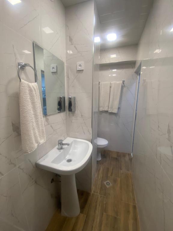 Koupelna v ubytování HOTEL N1