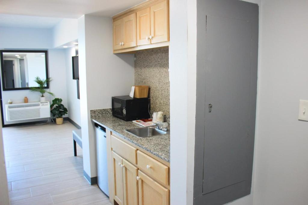 Sun & Sand Resort Oceanfront Suites - Ocean Front Suite Higher Floor
