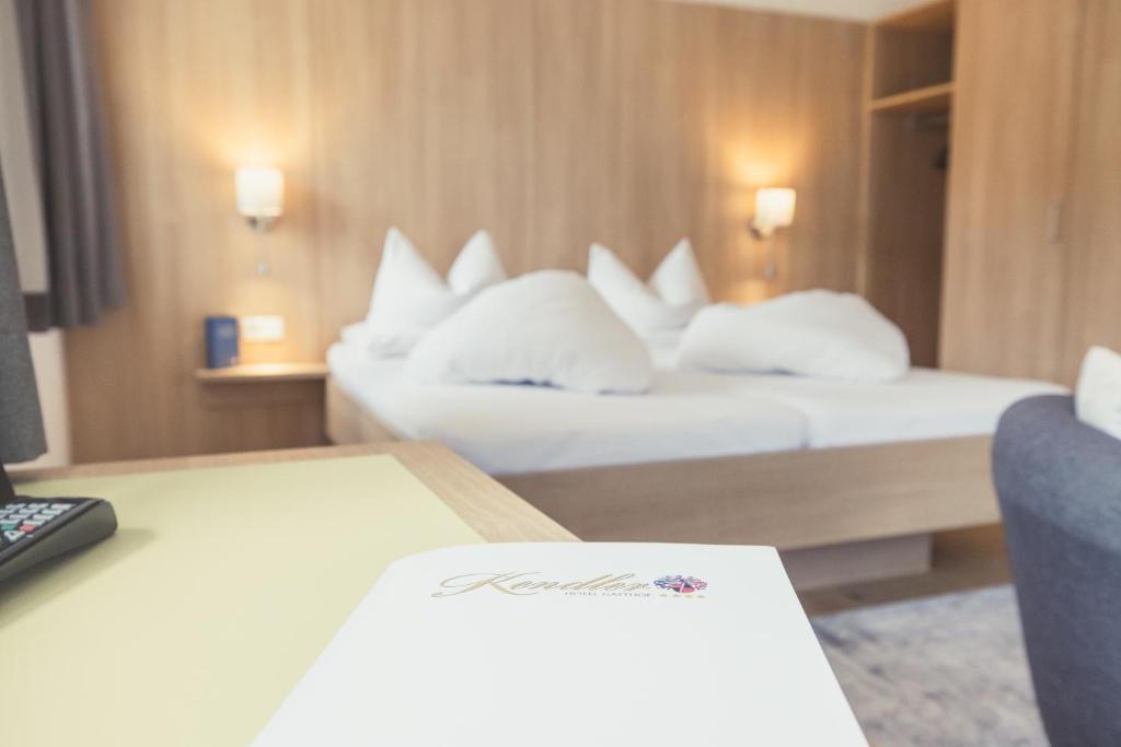 Postel nebo postele na pokoji v ubytování Hotel Kendler