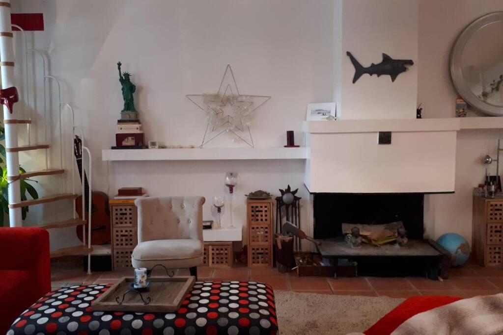 Zdjęcie z galerii obiektu Triplex avec patio fleuri privatif w mieście Saint-Ouen