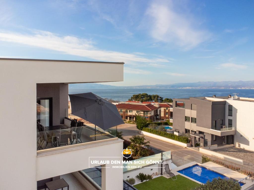 een uitzicht vanaf het balkon van een huis bij Apartment Panorama Deluxe in Malinska in Malinska