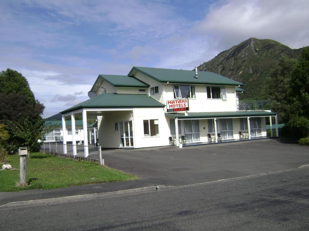Nespecifikovaný výhled na hory nebo výhled na hory při pohledu z motelu