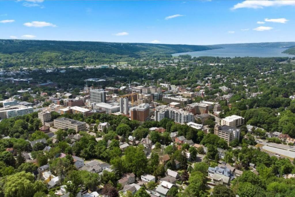 Nespecifikovaný výhled na destinaci Ithaca nebo výhled na město při pohledu z prázdninového domu