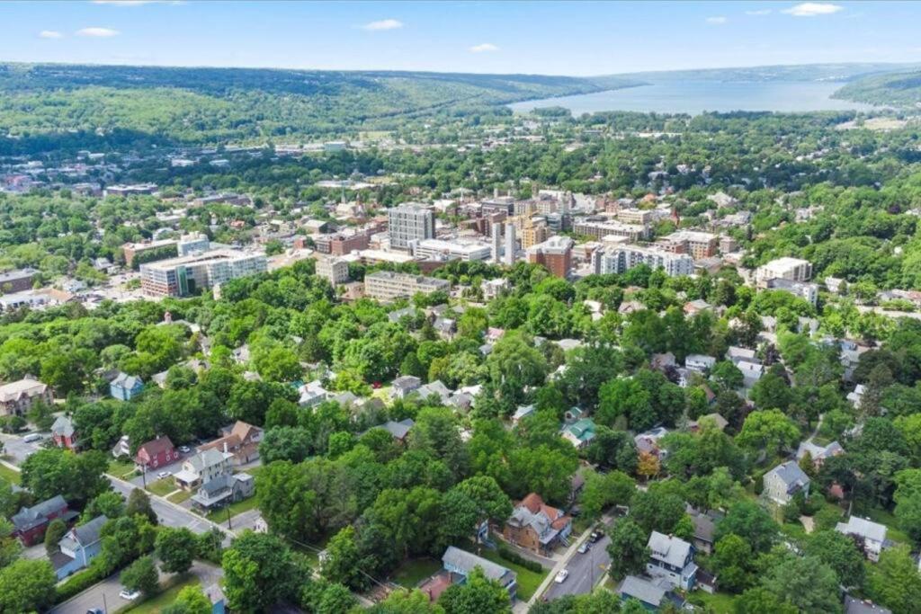 Nespecifikovaný výhled na destinaci Ithaca nebo výhled na město při pohledu z prázdninového domu