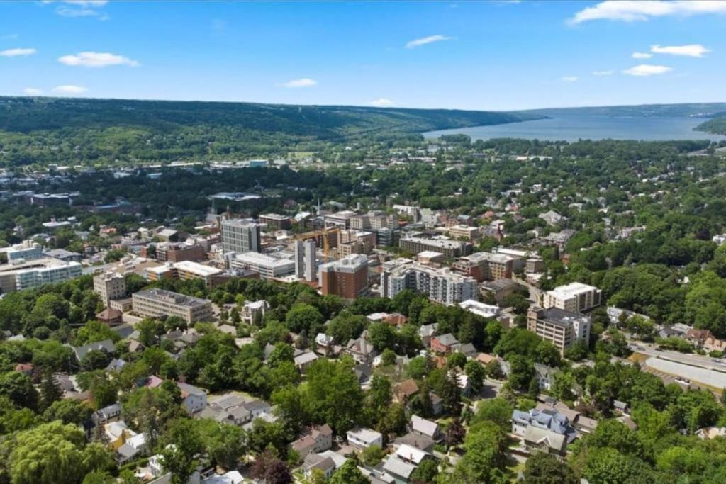 Nespecifikovaný výhled na destinaci Ithaca nebo výhled na město při pohledu z prázdninového domu
