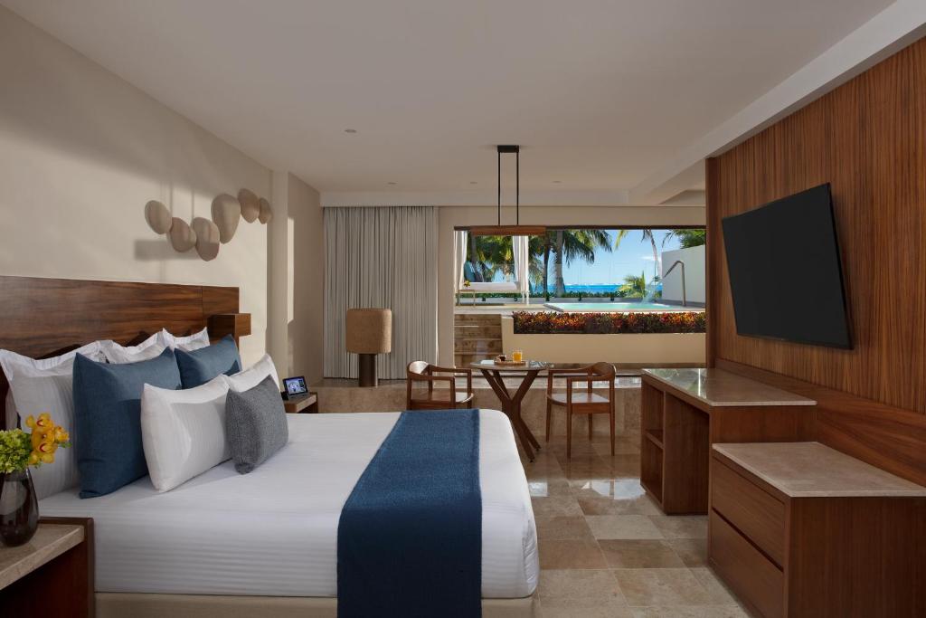 Una televisión o centro de entretenimiento en Dreams Sands Cancun Resort & Spa